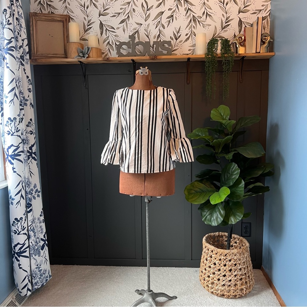 Alice + Olivia Bernice Variegated Stripe Top size small - Picture 2 of 9